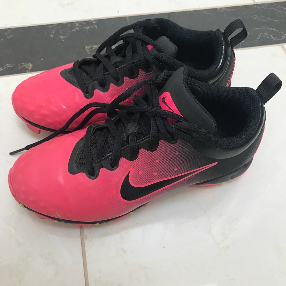 Nike girl cleats size 3.5Y, like new